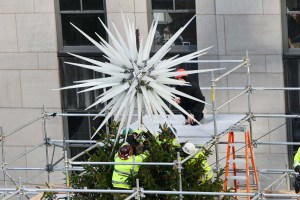 La estrella Swarovski ya está sobre el árbol de Navidad del Rockefeller Center (fotos)