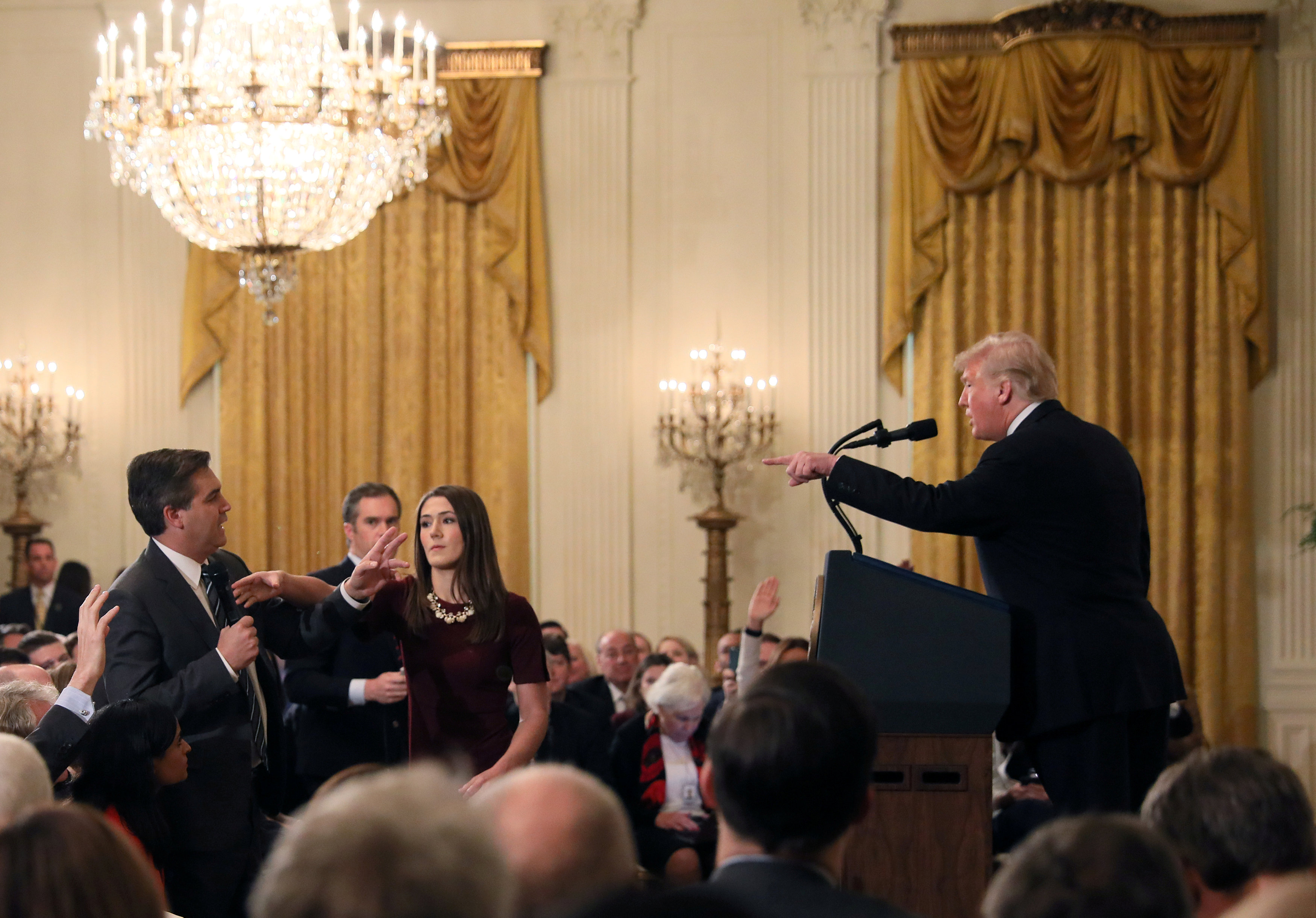 La Casa Blanca amenaza con volver a retirar la credencial a periodista de CNN