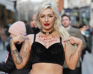 Irlandesas marchan en ropa interior para afirmar que las tangas de encaje no justifican el abuso sexual (Fotos)