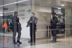 Desalojan dos trenes del alta velocidad en Barcelona y buscan explosivos