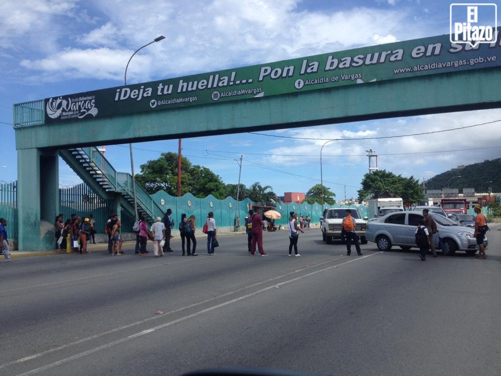 Usuarios protestan en la avenida Soublette en la Guaira por falta unidades de transporte #7Nov