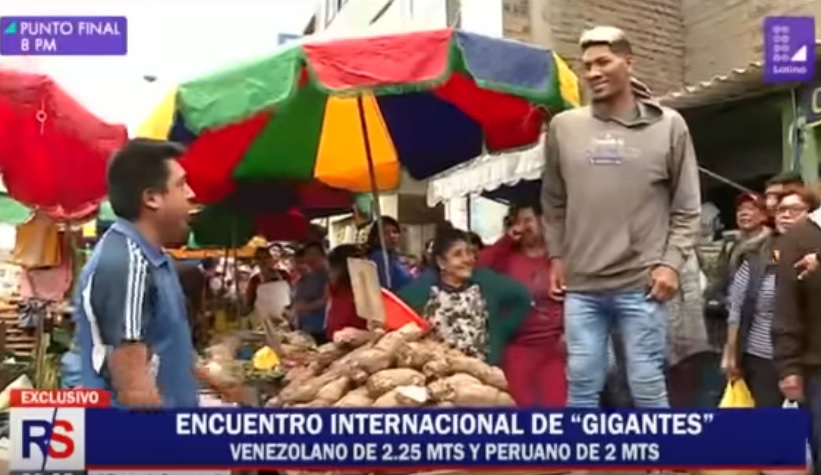 Lo llaman “El Gigante Venezolano” y sorprende a los peruanos por su estatura (videos)