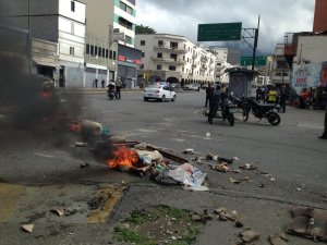 Vecinos de la avenida San Martín protestan por falta de aseo urbano #3Nov (fotos y video)