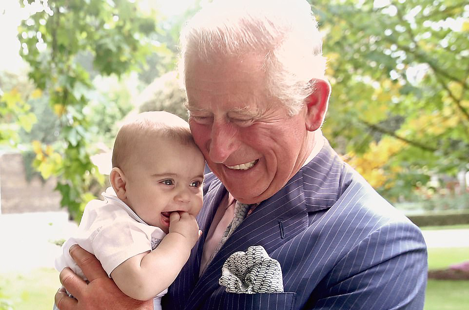 Las nuevas FOTOS del principito Louis con su abuelo el príncipe Carlos