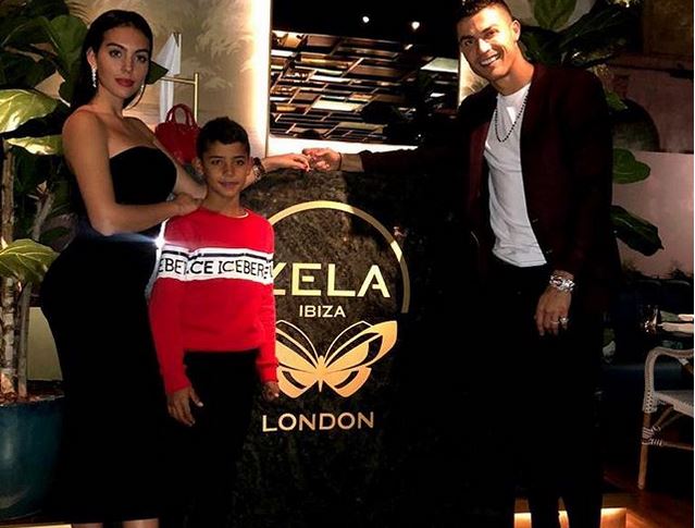 A Cristiano Ronaldo le bastaron quince minutos para gastar una fortuna en un bar de Londres