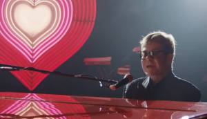 El emotivo comercial que Elton John grabó para Navidad que recorre toda su vida (video)