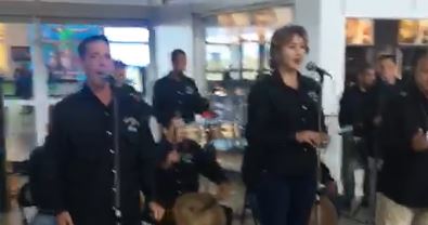 Grupo de gaita canta y da bienvenida a pasajeros inexistentes en el Internacional de Maiquetía (VIDEO + no es chiste)