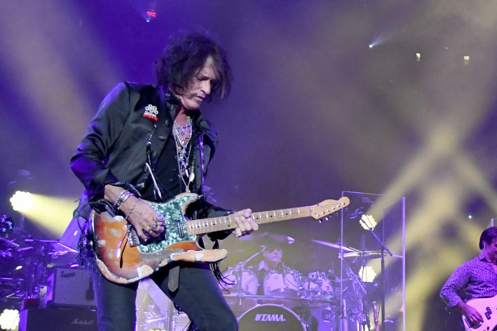 Joe Perry de Aerosmith hospitalizado tras desplomarse después de concierto
