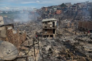 Incendio devora un barrio humilde de Manaos, Brasil (FOTOS)