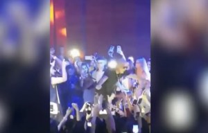 ¡TORTAZO! En Argentina, un cantante se lanzó al público, pero nadie lo atrapó (video)