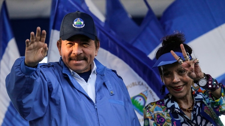 “Cadena de abrazos” en la rotonda Hugo Chávez: El “premio” del régimen de Ortega para un policía sancionado en EEUU por represor
