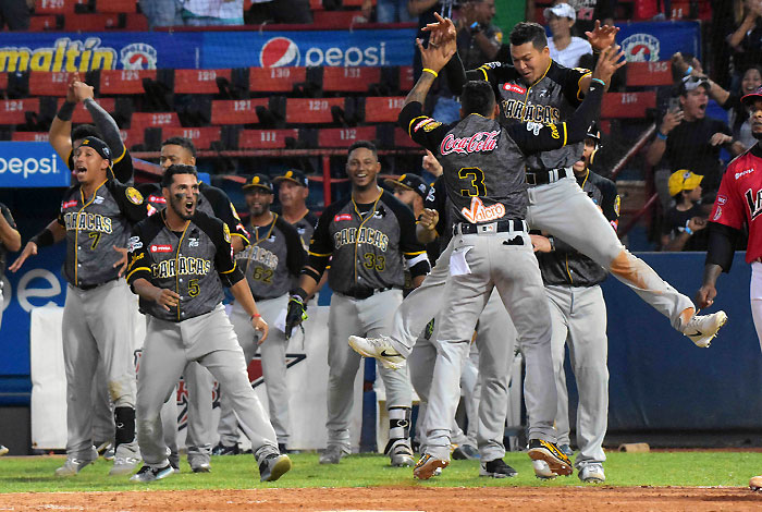 Los Leones sacaron las garras para remontar a Cardenales y quitarles el segundo lugar: Resultados de la LVBP del #23Dic