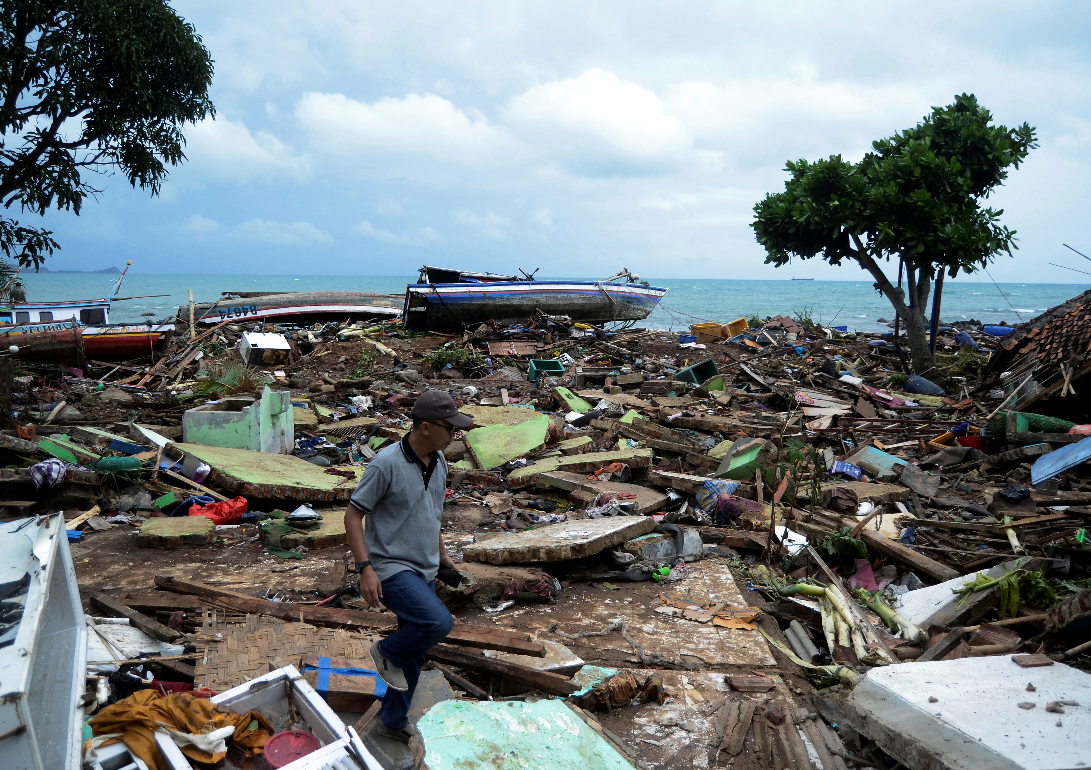 Tsunami en Indonesia dejó al menos 373 muertos y más de 1.400 heridos