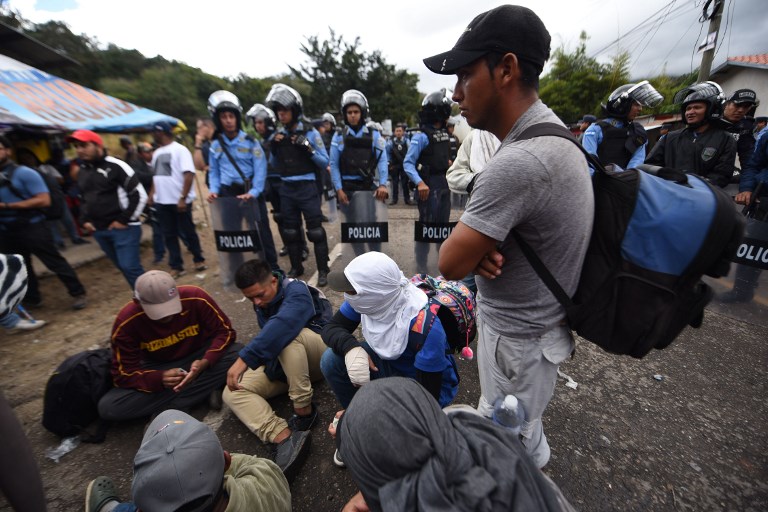 Cientos de migrantes hondureños retoman en Guatemala su camino hacia EEUU