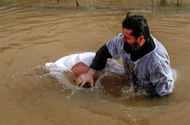 EN FOTOS: Miles de peregrinos cristianos se bautizan en el río Jordán