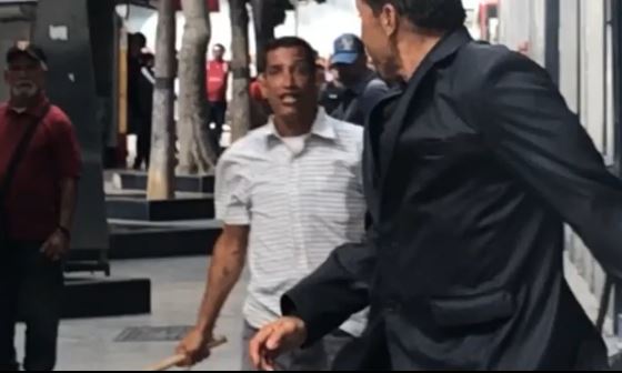 EN VIDEO: Momento en que chavistas agreden e intentan robar a diputados (incluye Cabeza de Mango)
