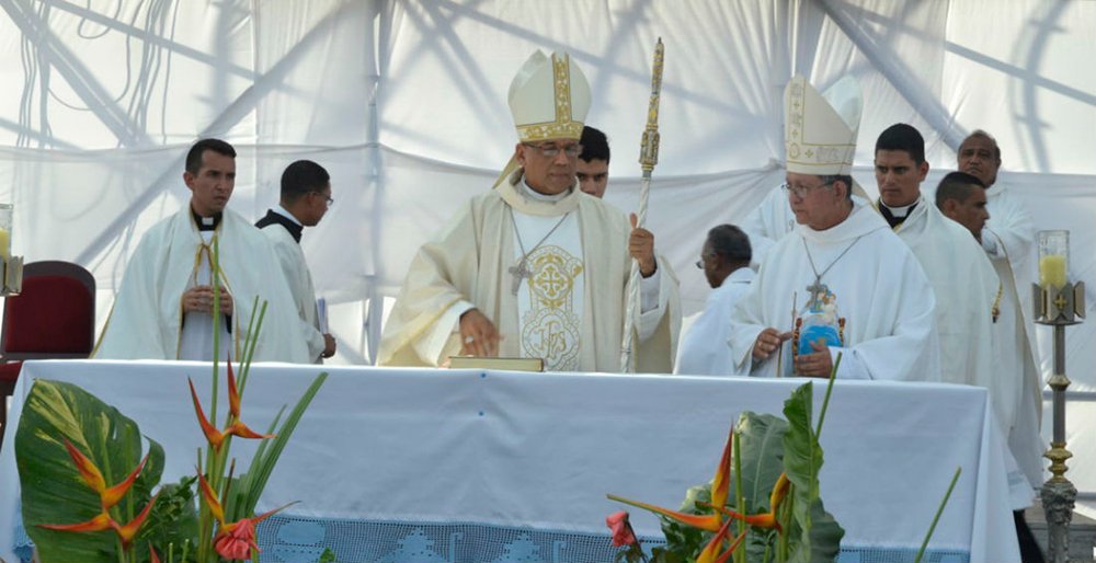 Obispo Víctor Hugo Basabe le cantó sus verdades al diputado “Clap” Parra, quien pretendió violar normas de la Iglesia
