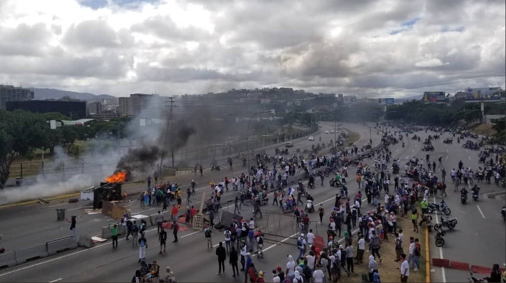 Fuerte represión a manifestantes en el Distribuidor Altamira #23Ene (Videos)