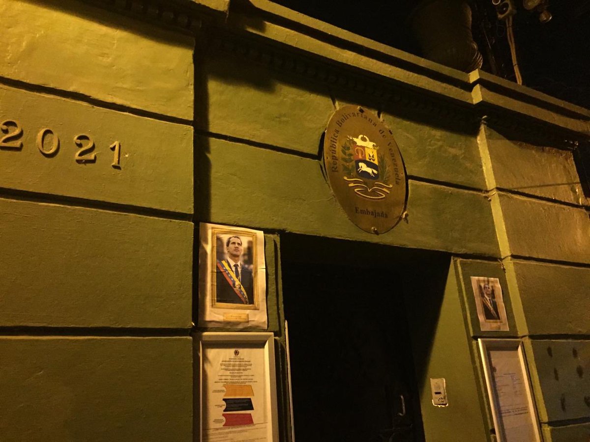 ¡Empapelaron la fachada! Así amaneció la embajada de Venezuela en Chile (Video+Fotos)