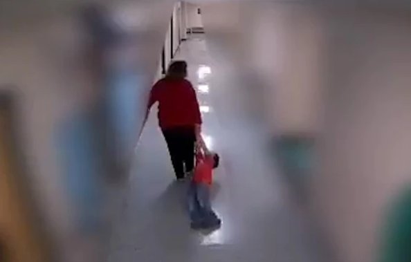 ¡Indignante! Esta maestra arrastró a un niño autista por los pasillos de la escuela (Video)