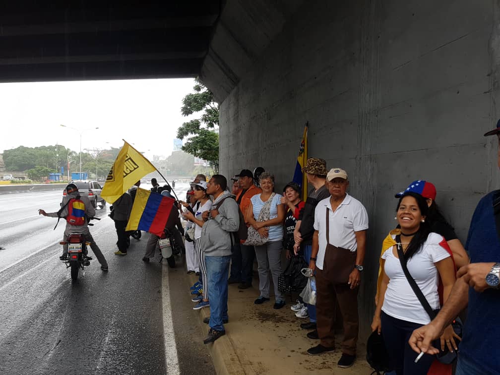 10 am: Bajo la lluvia, caraqueños comienzan a llegar al distribuidor Santa Fe (fotos y videos)