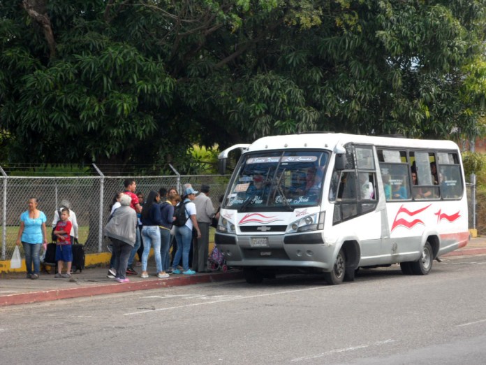 Usuarios denuncian que el sueldo mínimo ya no alcanza ni para pagar los pasajes diarios en San Cristóbal