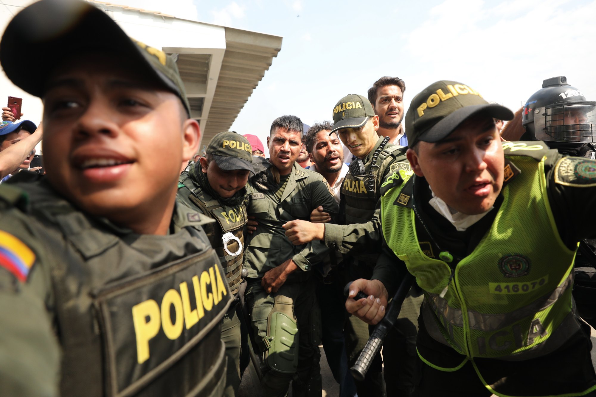 Cerca de 1.000 efectivos de la Fuerza Armada venezolana han desertado a Colombia