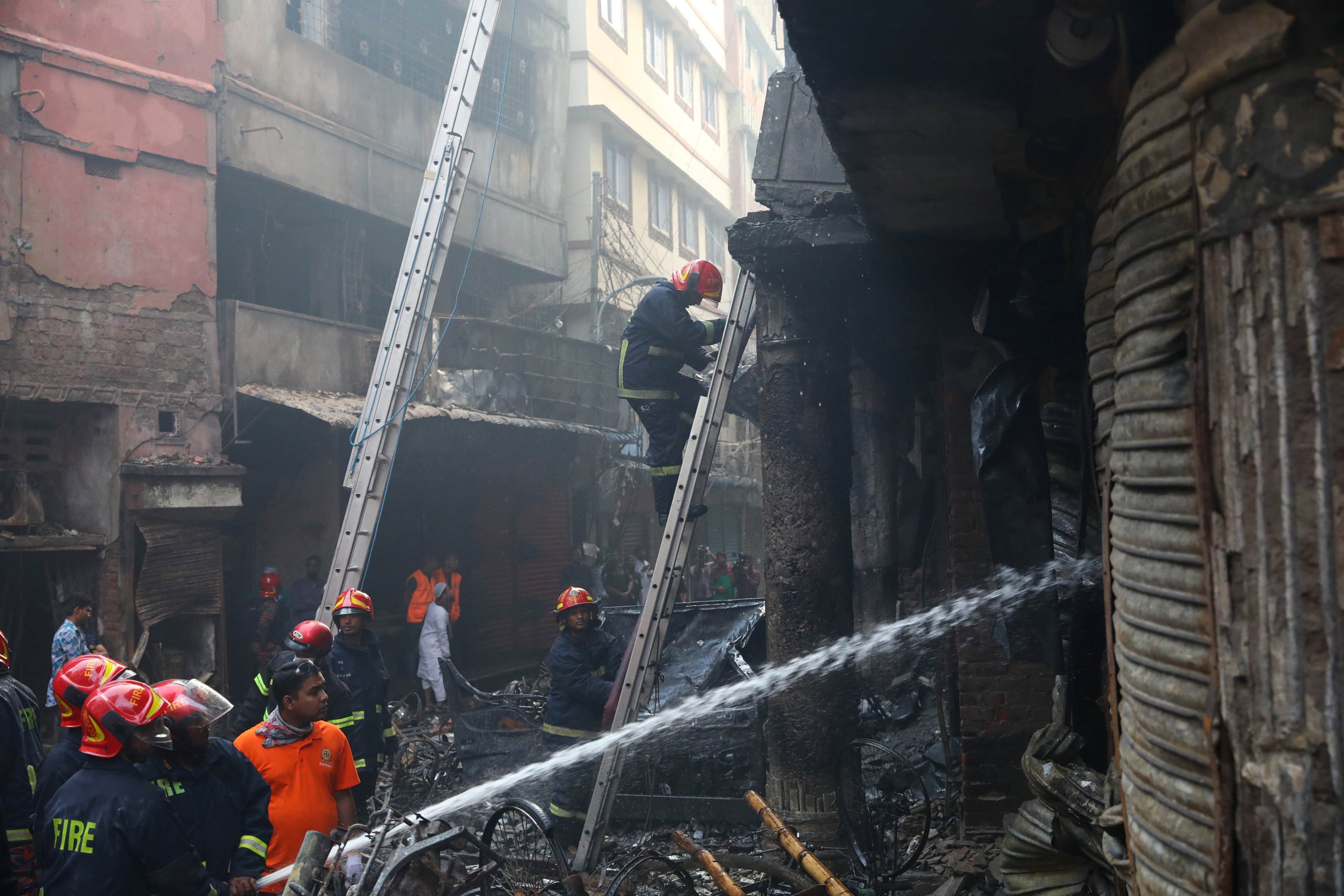 Incendio deja 70 muertos en la capital de Bangladés (Fotos)
