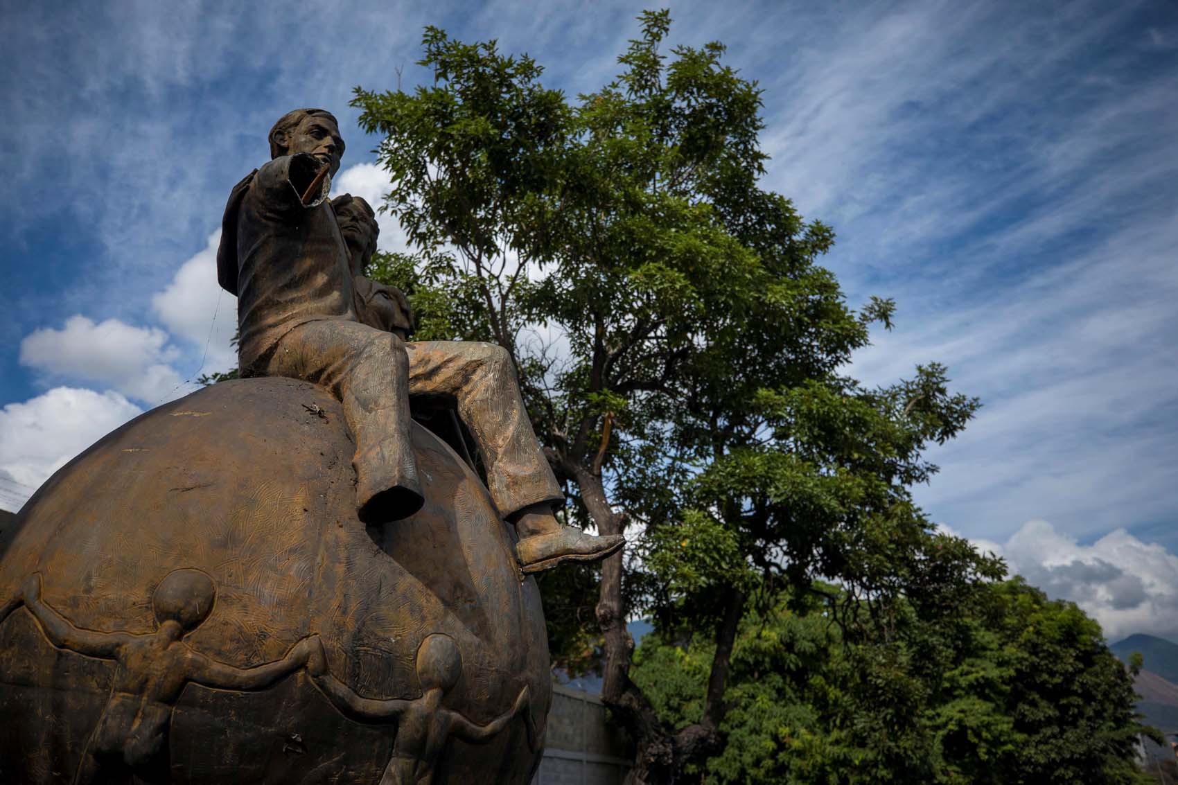 Esculturas robadas o mutiladas: Ni Bolívar se libra del saqueo en Venezuela (FOTOS)