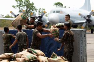 EN FOTOS: Militares brasileños descargan ayuda humanitaria en Roraima para enviarla a Venezuela
