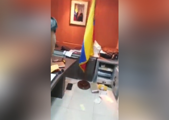 Asaltaron el consulado de Venezuela en Ecuador (video)