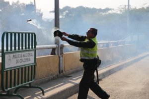 Continuó represión contra manifestantes en Puente Simón Bolívar este #25Feb (Videos)