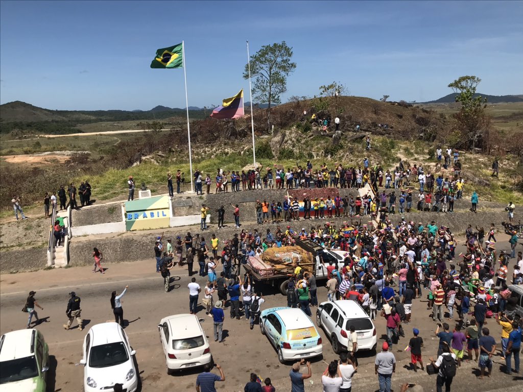 Venezolanos cantan el Himno tras llegada de camión con la ayuda humanitaria desde Brasil #23Feb (VIDEO)