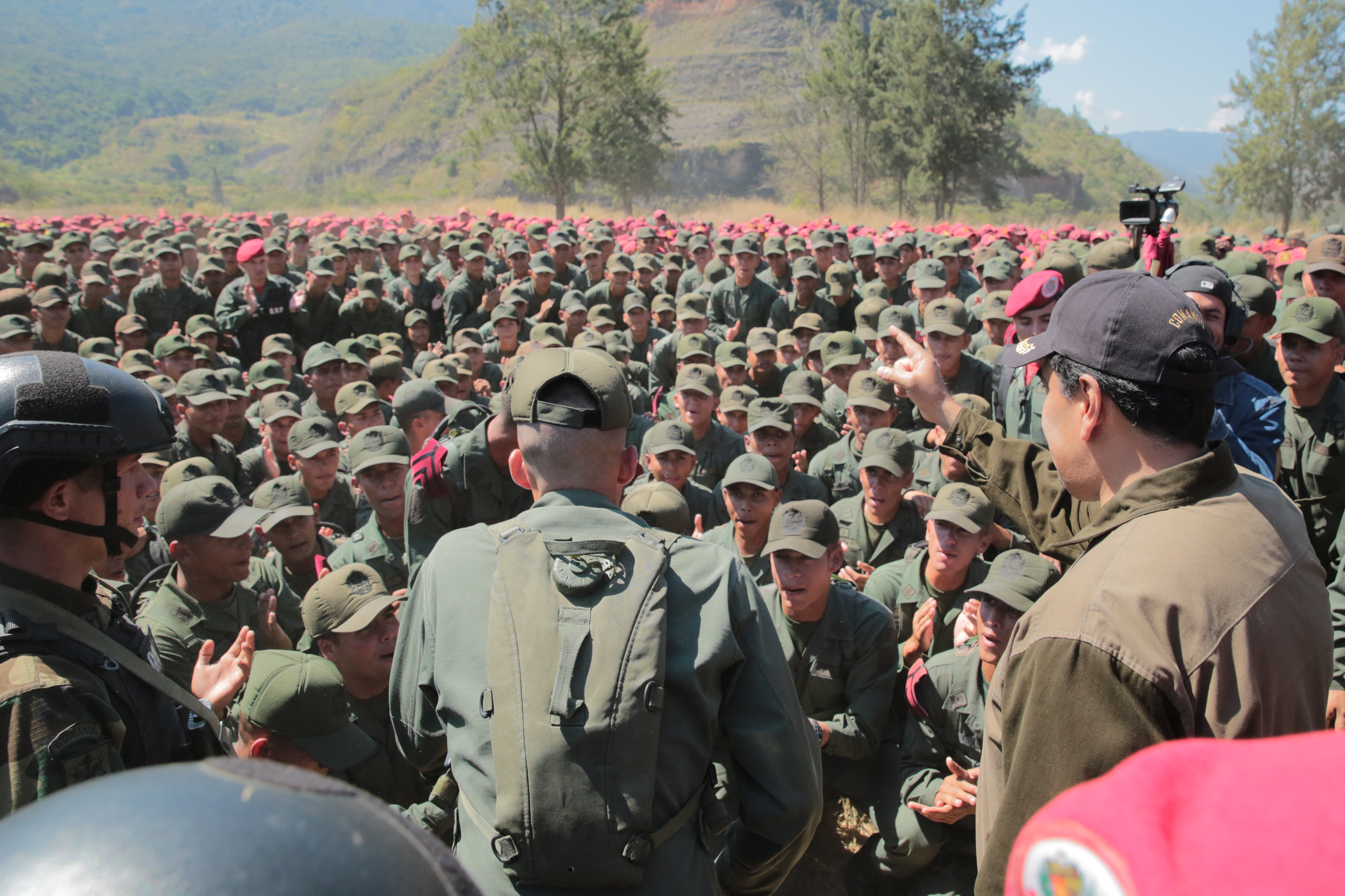 El País: La muerte de un militar detenido congela el intento de diálogo entre Maduro y Guaidó