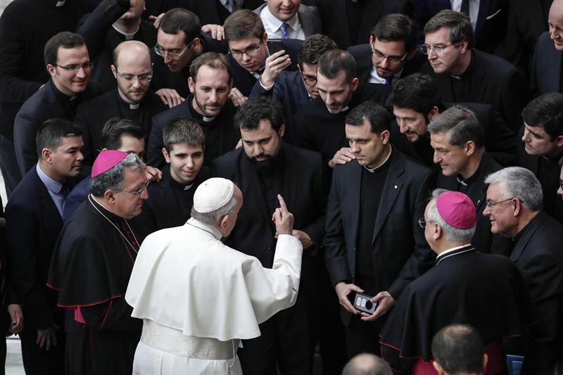 El Papa dice que quien acusa a la Iglesia es amigo del diablo