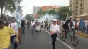 Con bombas lacrimógenas reprimen a manifestantes de Barquisimeto #23Feb (Video)