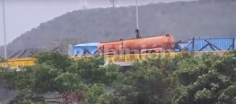 Militares de Maduro llenaron de agua la cisterna usada como barricada en el puente Tienditas (video)