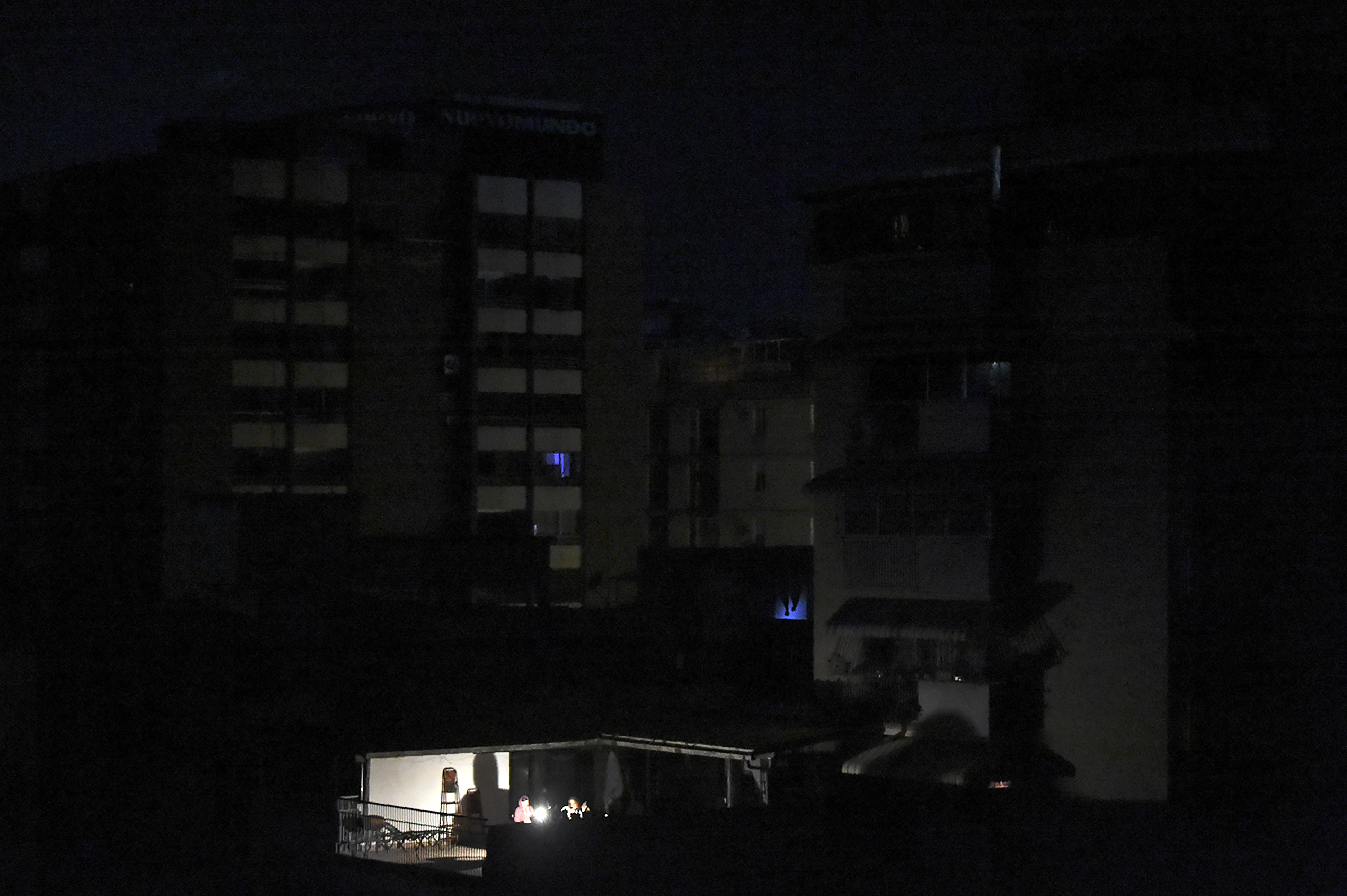 Fuerte bajón dejó sin luz a zonas de Caracas y varios estados de Venezuela este #21Jul