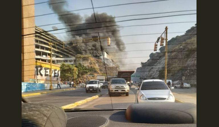 La FOTO: Así quedaron los rescoldos y vehículos afectados tras el incendio en El Helicoide