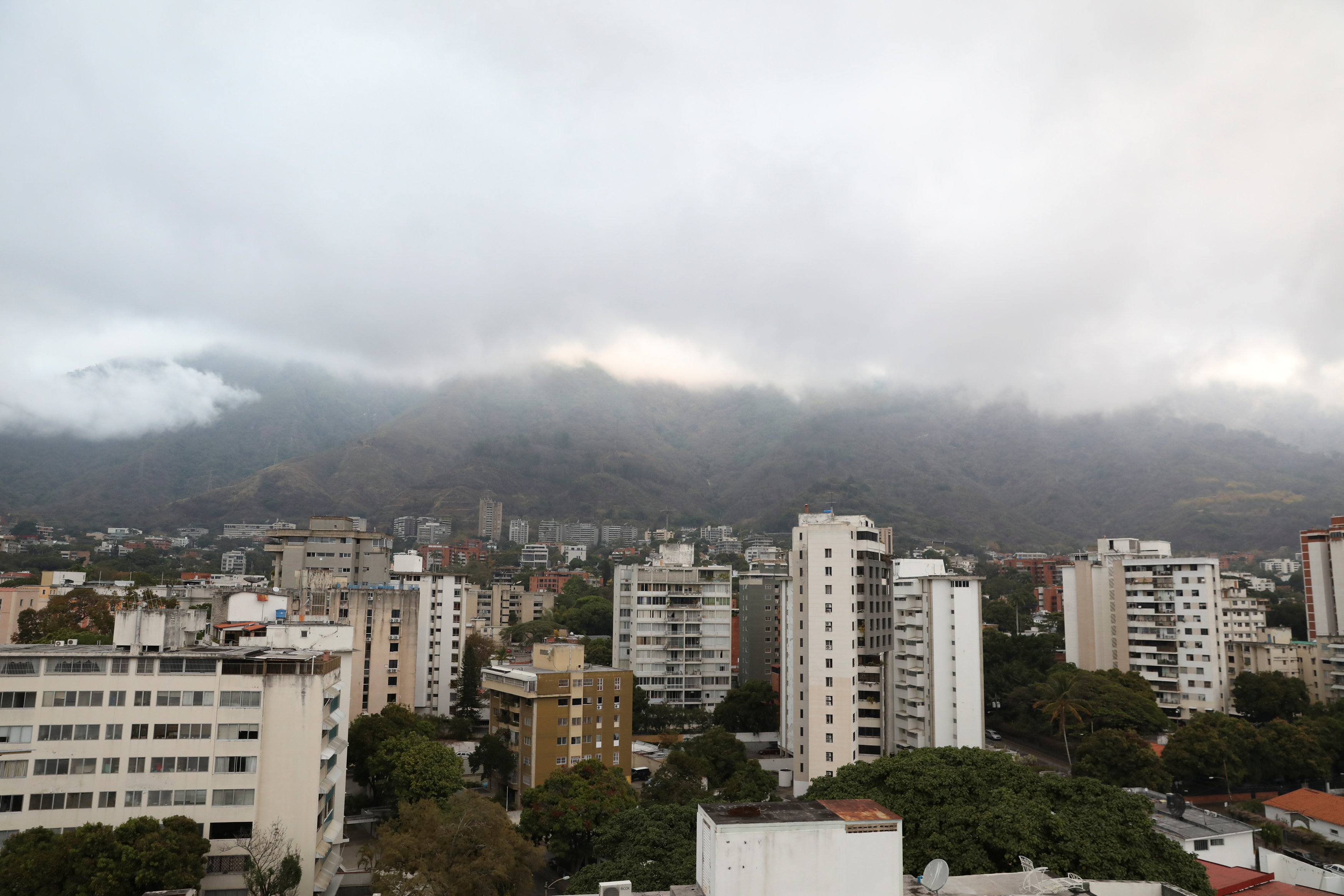 Servicio eléctrico en Venezuela opera con intermitencia a cuatro días del gran apagón