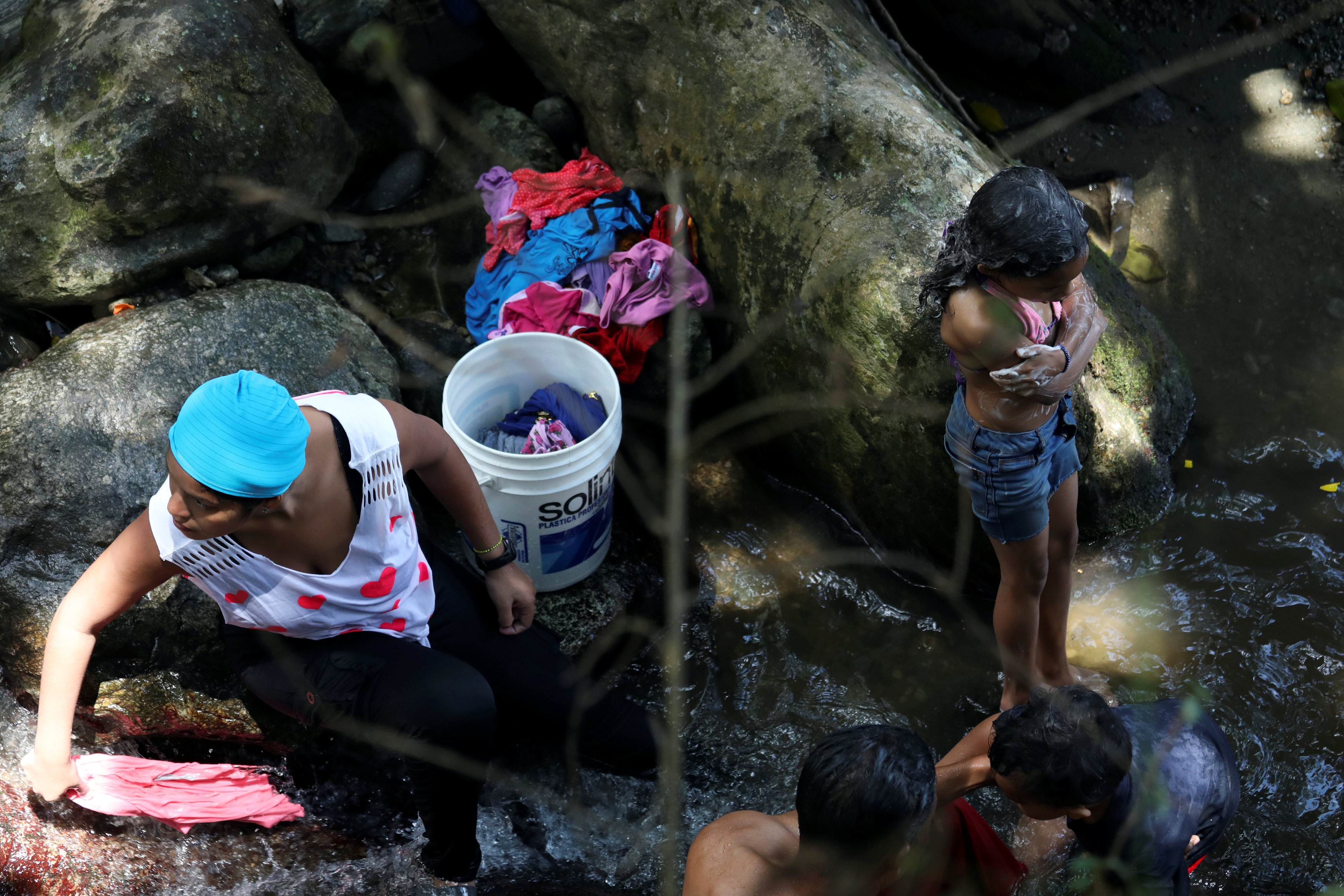 #EscombrosdeMaduro: Los venezolanos lavan su ropa y se bañan en un río a falta de suministro de agua (fotos) #12Mar