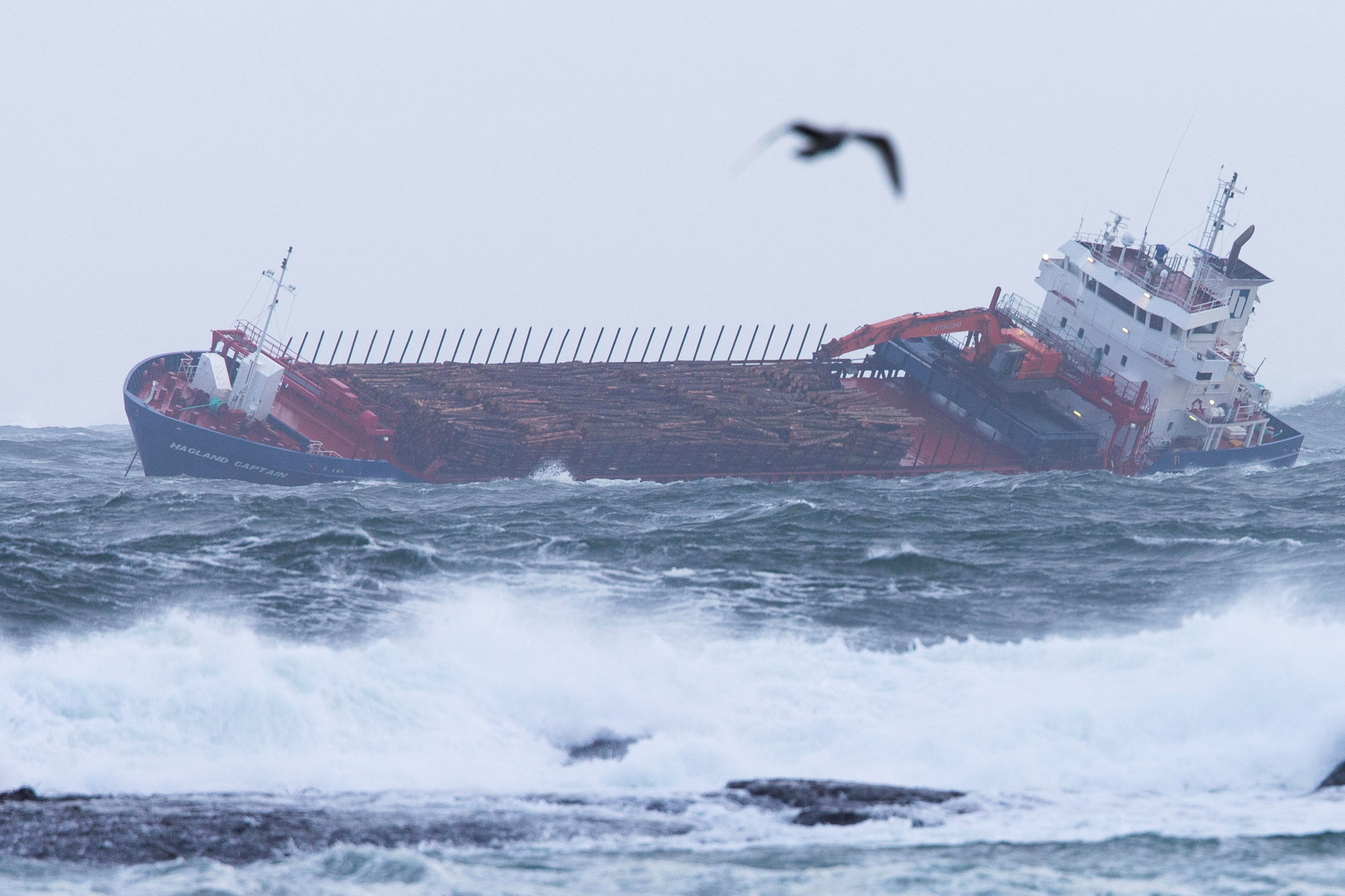 Crucero averiado en costa de Noruega logró arrancar tres de sus motores (FOTOS)