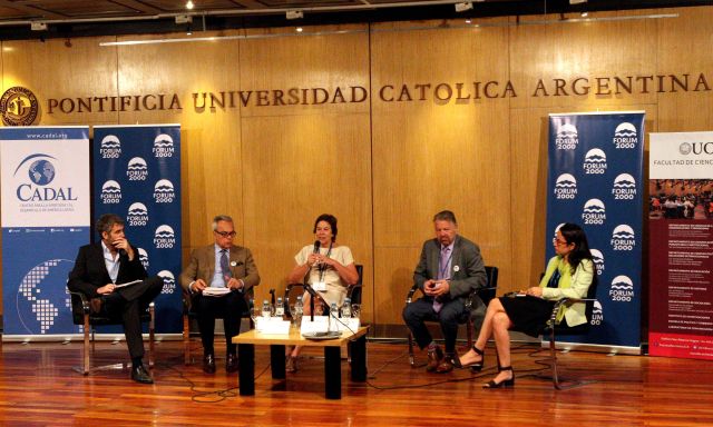 AR01. BUENOS AIRES (ARGENTINA), 15/03/2019.- Desde la izquierda: El profesor Ignacio Labaqui, de la Facultad de Ciencias Sociales de la Universidad Católica Argentina; Daniel Zovatto, director para América Latina y el Caribe de Idea Internacional; Mariana Aylwin Oyarzún, exministra de Educación de Chile; Jorge Castañeda, exministro de Relaciones Exteriores de México; y Tamara Taraciuk, abogada senior para América Latina de Human Rights Watch, participan en la conferencia "La democracia en América Latina: amenazas y oportunidades", en la que se mostraron críticos con el régimen de Nicolás Maduro en Venezuela, este viernes, en Buenos Aires (Argentina). EFE/Tono Gil