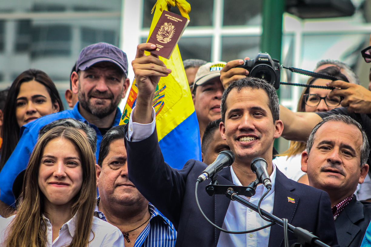 Guaidó afirma que la extensión de vigencia de pasaporte es para proteger a la diáspora