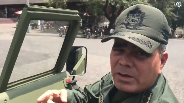 Padrino dice “Venezuela está en calma”, al pasear cerquita de Fuerte Tiuna en un cacharrito verde (VIDEO)