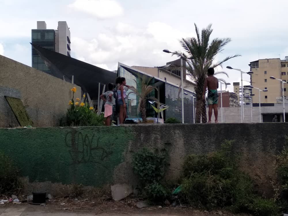 EN FOTOS: Niños se bañan en laguna que se formó en una calle de Los Dos Caminos