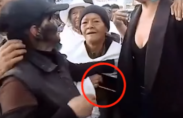 En pleno desfile le robaron el celular a la reina del Carnaval en Colombia (video)