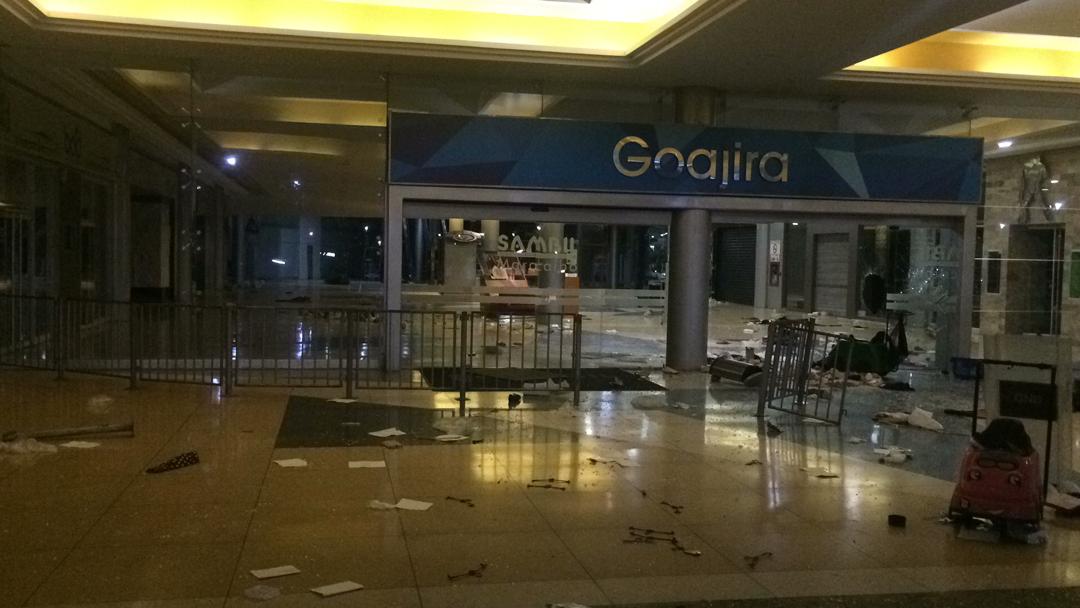 Delincuentes saquearon el centro comercial Sambil de Maracaibo (videos)