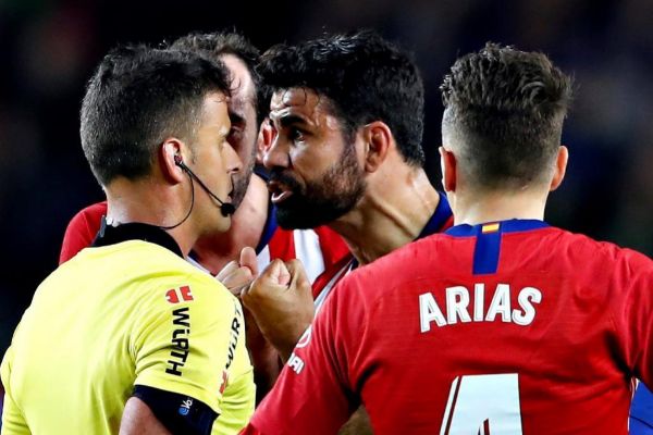 Diego Costa sancionado con ocho partidos por insultar y agarrar al árbitro