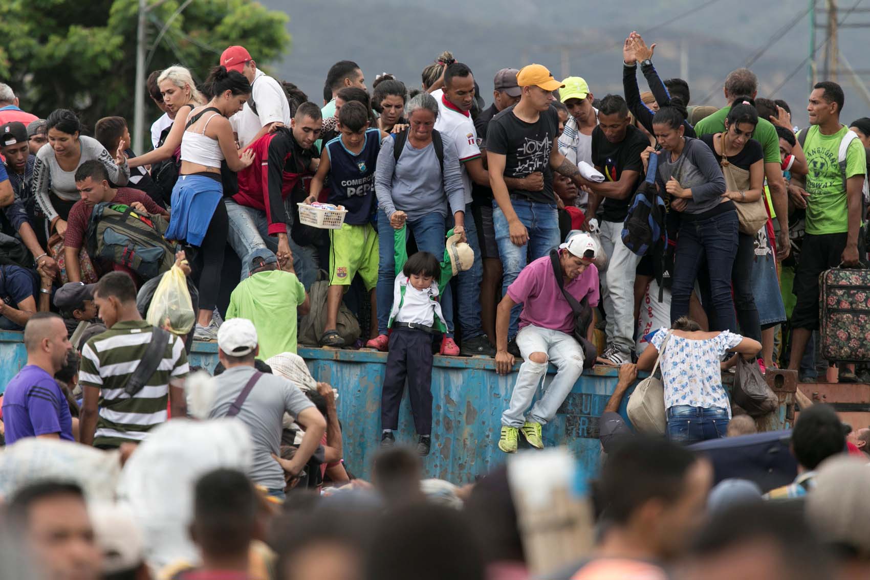 La desesperación hizo que los venezolanos saltaran las guarimbas chavistas: Las FOTOS que dan la vuelta al mundo